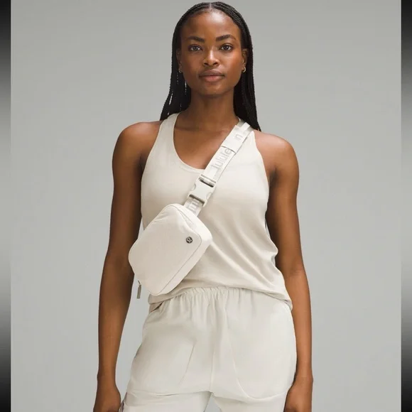 Lululemon Everywhere Belt Bag 1L Wordmark - Picture 2 of 8